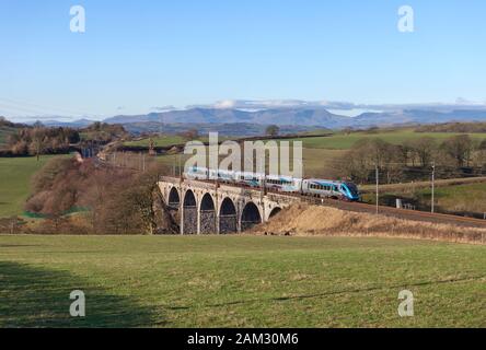 Première CAF construit Transpennine Express class 397 (397007) dans le transport de passagers sur la ligne principale de la côte ouest de l'aéroport de Manchester avec un train d'Édimbourg Banque D'Images