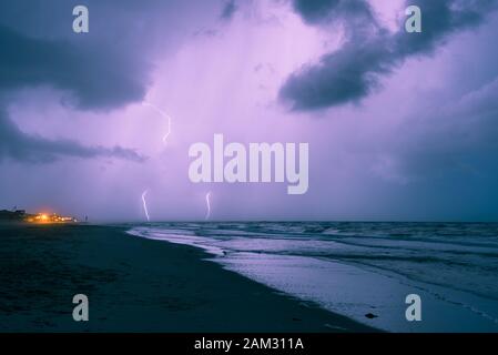 La foudre d'un orage sur la mer Banque D'Images