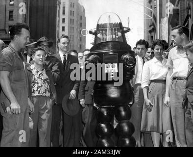 ROBBY le robot à Martin Place Sydney Australie Publicité promotionnelle pour Planète interdite directeur Fred M. Wilcox 1956 Metro Goldwyn Mayer Banque D'Images