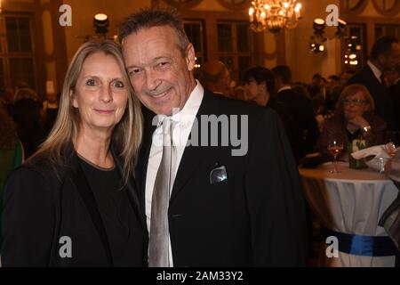 Munich, Allemagne. 10 janvier, 2020. Michael Roll, l'acteur et sa femme Claudia se présentent à la réception du Nouvel An dans la Kaisersaal du Residenz. Crédit : Felix Hörhager/dpa/Alamy Live News Banque D'Images