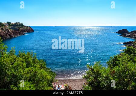 Magnifique vue sur la cote d'azur, ciel bleu, mer. Plage Abel Baliff, À Proximité De Saint-Raphaël, Fréjus, Entre Cannes Et Saint-Tropez. France, Provence Banque D'Images