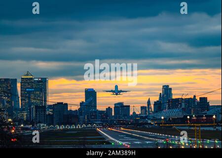 La vue vers Canary Wharf depuis l'aéroport de la ville, Londres, Royaume-Uni Banque D'Images