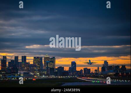 La vue vers Canary Wharf depuis l'aéroport de la ville, Londres, Royaume-Uni Banque D'Images