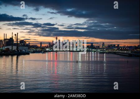 La vue vers Canary Wharf depuis l'aéroport de la ville, Londres, Royaume-Uni Banque D'Images