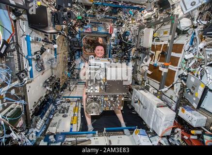 ISS - 15 octobre 2018 - expédition 57 Ingénieur de vol Serena Auñón-Chancelière de la NASA tient un tiroir de gestion de l'air et de l'eau retiré d'un soutien à la vie Banque D'Images