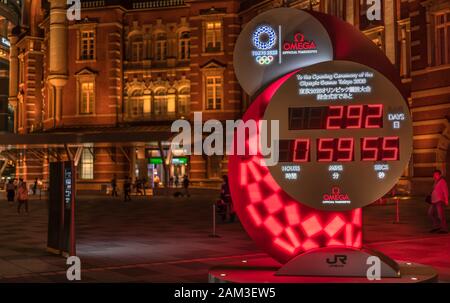 Horloge officielle du chronométreur olympique Omega pour les Jeux olympiques et paralympiques Tokyo 2020 devant la gare de Tokyo la nuit. Banque D'Images