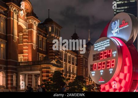 Horloge officielle du chronométreur olympique Omega pour les Jeux olympiques et paralympiques Tokyo 2020 devant la gare de Tokyo la nuit. Banque D'Images