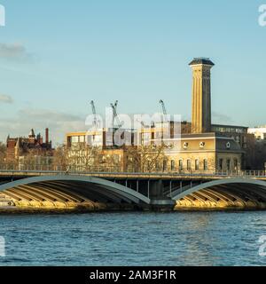 Pont Grosvenor au-dessus de la Tamise à Londres en regardant vers la rive nord depuis le côté de la batterie. Banque D'Images