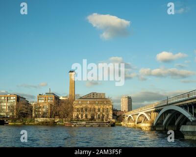 Pont Grosvenor au-dessus de la Tamise à Londres en regardant vers la rive nord depuis le côté de la batterie. Banque D'Images