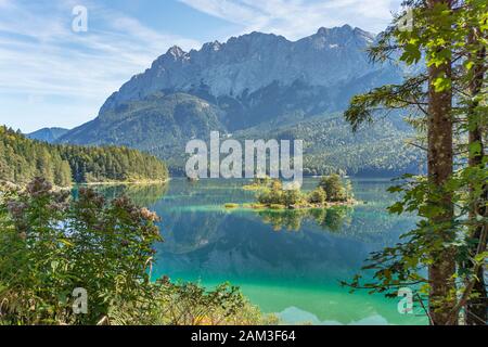 Garmisch-Partenkirchen - proche du lac Bei reflété dans l'eau avec Alpes-Panorama/ Bavière / Allemagne Banque D'Images