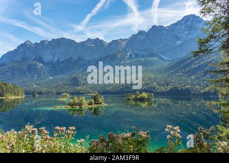 Garmisch-Partenkirchen - vue sur le lac La Bei se reflète dans l'eau avec Alpes-Panorama/ Bavière / Allemagne Banque D'Images