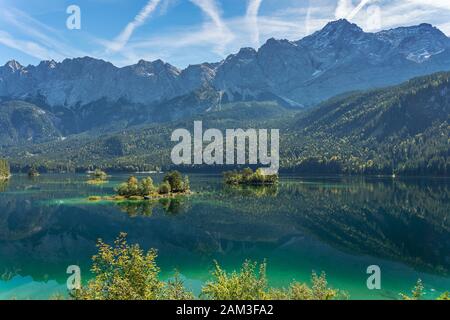 Garmisch-Partenkirchen - vue sur le lac Eib En automne se reflétant dans l'eau avec Alpes-Panorama/ Bavière / Allemagne Banque D'Images