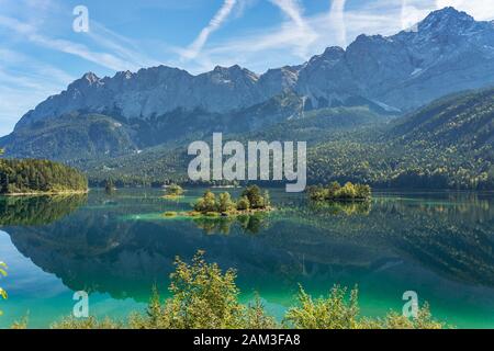 Garmisch-Partenkirchen - vue sur le lac Bei avec un groupe d'arbres reflétés dans l'eau et les Alpes-Panorama / Bavière / Allemagne Banque D'Images