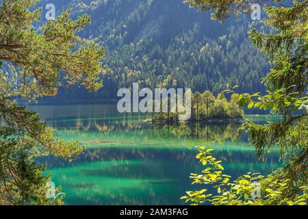 Garmisch-Partenkirchen - vue sur le lac Bei avec des réflexions dans l'eau D'Humeur d'automne / Bavière / Allemagne Banque D'Images