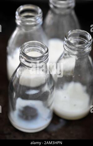 sale utilisé 1950-1970 bouteilles de lait d'école Banque D'Images