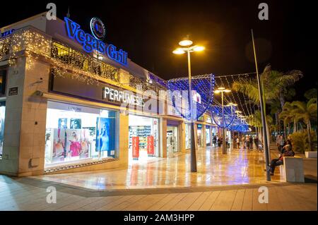 LOS CRISTIANOS - Tenerife, Espagne - DEC 29, 2019 : Centre commercial à l'avenue Avenida de las Americas dans la ville populaire Los Cristianos sur l'ac Banque D'Images