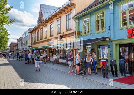 Lillehammer, Norvège, 18 Juillet 2019: Centre Ville Lillehammer. Station de ski dans le sud de la Norvège et bien connue des Jeux olympiques d'hiver en 1994. Banque D'Images