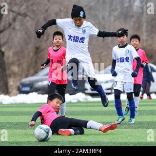 (200111) -- BEIJING, 11 janvier 2020 (Xinhua) -- Du Yiming (top) de Tiger Club's U10 team brise lors du match contre Langyue Club U10 à l'équipe de football des jeunes de Beijing 2019-2020 Ligue Club à Beijing, capitale de Chine, le 11 janvier 2020. (Xinhua/Zhang Yuwei) Banque D'Images