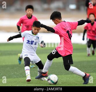 (200111) -- BEIJING, 11 janvier 2020 (Xinhua) -- Zhang Bochen (L) de Tiger Club's U10 team rivalise avec Zhang de Yixuan Langyue Club U10 team lors de leur match à 2019-2020 Football Club des jeunes de Beijing à Beijing de la Ligue, capitale de la Chine, le 11 janvier 2020. (Xinhua/Wu Wei) Banque D'Images