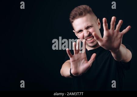 Jeune homme montrant ses paumes s'étendant des émotions de rejet Banque D'Images