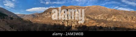 Vue panoramique sur la ville-monastère de la grotte de Vardzia en Géorgie Banque D'Images