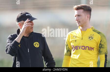 11 janvier 2020, l'Espagne, Marbella : Football : Bundesliga, test match en camp d'entraînement à Marbella centre Football Stadium, le Borussia Dortmund - Feyenoord Rotterdam. L'entraîneur de Dortmund Lucien Favre (l) parle de Marco Reus (r). Photo : Friso Gentsch/DPA - NOTE IMPORTANTE : en conformité avec les règlements de la DFL Deutsche Fußball Liga et la DFB Deutscher Fußball-Bund, il est interdit d'exploiter ou ont exploité dans le stade et/ou de la partie à pris des photos sous la forme de séquences d'acquisition et/ou la vidéo-comme série de photos. Banque D'Images