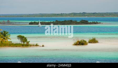 Vue parfaite sur le lagon des Caraïbes Bacalar. Sept eaux de couleur. Lagon au Mexique maya à Quintana roo Banque D'Images