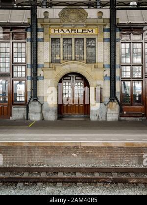 Gare De Haarlem, Pays-Bas. L'architecture Art Nouveau ornée du site protégé du patrimoine national Rijksmonument. Banque D'Images