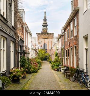 Vieille Ville, Haarlem, Pays-Bas. Une rue pavée typique à Haarlem, en Hollande avec la Grote Kerk (Grande église) au loin. Banque D'Images