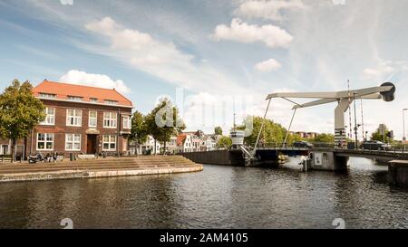 Pont de cordon moderne enjambant la rivière Spaarne à Haarlem, Pays-Bas. Banque D'Images