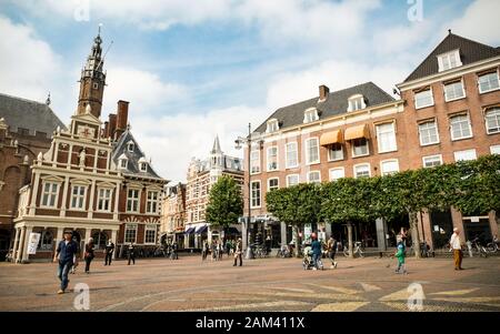 Les touristes et les habitants dans le centre ville de Haarlem, Hollande. Banque D'Images