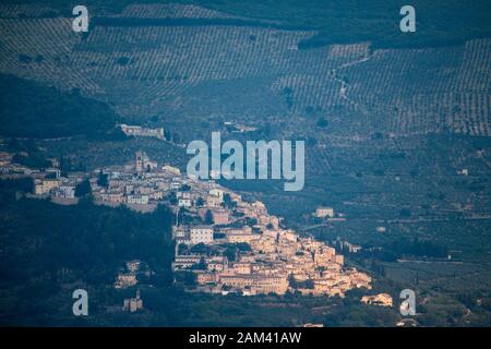 Duomo di Sant'Emiliano dans centre historique de Trevi, Ombrie, Italie. 21 août 2019 vu de distance de Montefalco © Wojciech Strozyk / Alamy stoc Banque D'Images