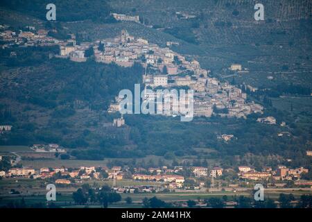 Duomo di Sant'Emiliano dans centre historique de Trevi, Ombrie, Italie. 21 août 2019 vu de distance de Montefalco © Wojciech Strozyk / Alamy stoc Banque D'Images