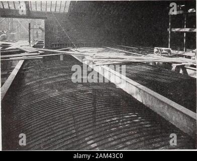 Hy-côte et la latte de métal pour le béton, le stuc et le plâtre dans les toits, sols, murs, bardages, cloisons, plafonds, de tartre, d'arches, canalisations et citernes .. . Le coulage du béton, plancher renforcé avec les CA Hy-Rib.St. Andrew School, Singapour, Établissements des Détroits.Remarque femmes chinoises en béton supportant des seaux.. Banque D'Images