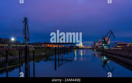 Port de Cologne-Deutz avec vue sur la cathédrale de Cologne, Allemagne. Banque D'Images