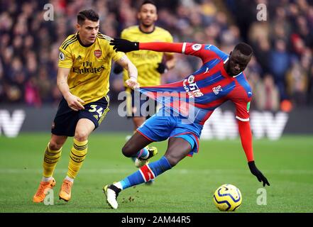 Le Crystal Palace Cheikhou Kouyate (à droite) et l'arsenal Granit Xhaka bataille pour la balle au cours de la Premier League match à Selhurst Park, Londres. Banque D'Images