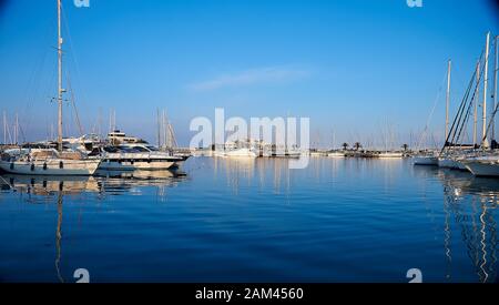 Bateaux disponibles dans le dock au coucher du soleil avec reflet dans l'eau Banque D'Images