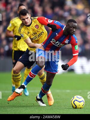 Le Crystal Palace Cheikhou Kouyate (à droite) et l'arsenal Granit Xhaka bataille pour la balle au cours de la Premier League match à Selhurst Park, Londres. Banque D'Images