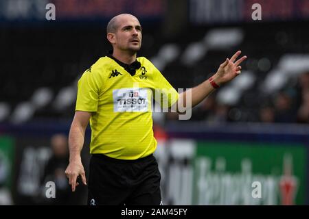 Swansea, Royaume-Uni. 11Th Jan, 2020. Alexandre Ruiz à l'arbitre Ospreys v Saracens Heineken Cup Rugby Match des Champions. Credit : Gruffydd Ll. Thomas/Alamy Live News Banque D'Images