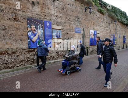 Stamford Bridge, Londres, Royaume-Uni. 11Th Jan, 2020. Premier League anglaise de football, Chelsea contre Burnley, Chelsea fans devant affiche présentant Frank Lampard Chelsea Manager comme un joueur tenant le trophée de la Ligue des Champions de l'UEFA en 2012 - strictement usage éditorial uniquement. Pas d'utilisation non autorisée avec l'audio, vidéo, données, listes de luminaire, club ou la Ligue de logos ou services 'live'. En ligne De-match utilisation limitée à 120 images, aucune émulation. Aucune utilisation de pari, de jeux ou d'un club ou la ligue/player Crédit : publications Plus Sport Action/Alamy Live News Banque D'Images