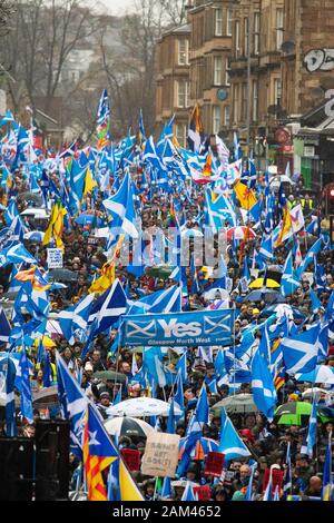 Glasgow, Écosse, Royaume-Uni. 11 janvier 2020. Des milliers de partisans de l'indépendance défilent dans les rues de Glasgow malgré la pluie battante. L'événement a été organisé Par Tous Sous One Banner, le groupe de pression populaire pour l'indépendance écossaise. Crédit: Kay Roxby/Alay Live News Banque D'Images