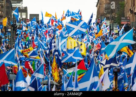 Glasgow, Écosse, Royaume-Uni. 11 janvier 2020. Des milliers de partisans de l'indépendance défilent dans les rues de Glasgow malgré la pluie battante. L'événement a été organisé Par Tous Sous One Banner, le groupe de pression populaire pour l'indépendance écossaise. Crédit: Kay Roxby/Alay Live News Banque D'Images
