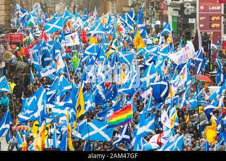 Glasgow, Écosse, Royaume-Uni. 11 janvier 2020. Des milliers de partisans de l'indépendance défilent dans les rues de Glasgow malgré la pluie battante. L'événement a été organisé Par Tous Sous One Banner, le groupe de pression populaire pour l'indépendance écossaise. Crédit: Kay Roxby/Alay Live News Banque D'Images