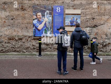 Stamford Bridge, Londres, Royaume-Uni. 11Th Jan, 2020. Premier League anglaise de football, Chelsea contre Burnley, Chelsea fans devant affiche présentant Frank Lampard Chelsea Manager comme un joueur tenant le trophée de la Ligue des Champions de l'UEFA en 2012 - strictement usage éditorial uniquement. Pas d'utilisation non autorisée avec l'audio, vidéo, données, listes de luminaire, club ou la Ligue de logos ou services 'live'. En ligne De-match utilisation limitée à 120 images, aucune émulation. Aucune utilisation de pari, de jeux ou d'un club ou la ligue/player Crédit : publications Plus Sport Action/Alamy Live News Banque D'Images