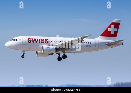 Zurich, Suisse - 31 mars 2019 : avion Airbus A 319 de Swiss International Airlines à l'aéroport de Zurich (ZRH) en Suisse. Airbus est un avion Banque D'Images