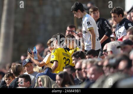Marbella, Espagne. 11Th Jan, 2020. Bundesliga : Football, test match en camp d'entraînement à Marbella centre Football Stadium, le Borussia Dortmund - Feyenoord Rotterdam. Le Dortmund Giovanni Reyna rend vos autoportraits avec les fans à la tribune. Credit : Friso Gentsch/DPA - NOTE IMPORTANTE : en conformité avec les règlements de la DFL Deutsche Fußball Liga et la DFB Deutscher Fußball-Bund, il est interdit d'exploiter ou ont exploité dans le stade et/ou de la partie à pris des photos sous la forme de séquences d'acquisition et/ou la vidéo-comme la photo série./dpa/Alamy Live News Banque D'Images