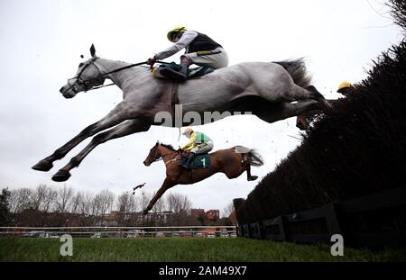 Joke Dancer monté par jockey Danny Cook (centre) dans la gestion de projets Services Ltd Oxford Edward Courage tasse à hippodrome de Warwick. Banque D'Images