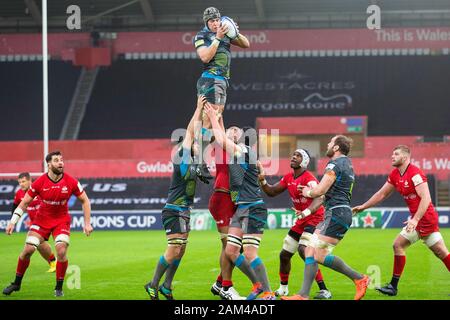 Swansea, Royaume-Uni. 11Th Jan, 2020. Les balbuzards flanker Dan Lydiate gagne un alignement dans les Ospreys v Saracens Heineken Cup Rugby Match des Champions. Credit : Gruffydd Ll. Thomas/Alamy Live News Banque D'Images