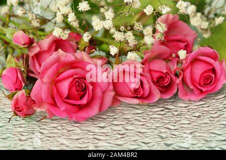 Fleurs rose rose sur fond de verre inégale Banque D'Images