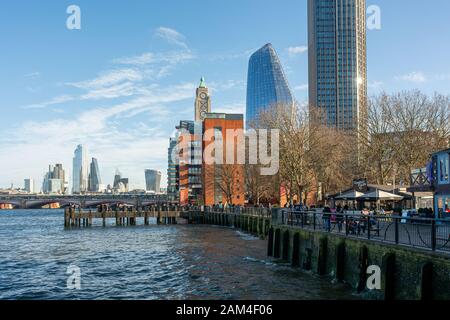 South Bank of the River Thames avec le quai Oxo Tower, Un Blackfriars et la tour South Bank lors d'une journée hivernale ensoleillée, Londres Banque D'Images